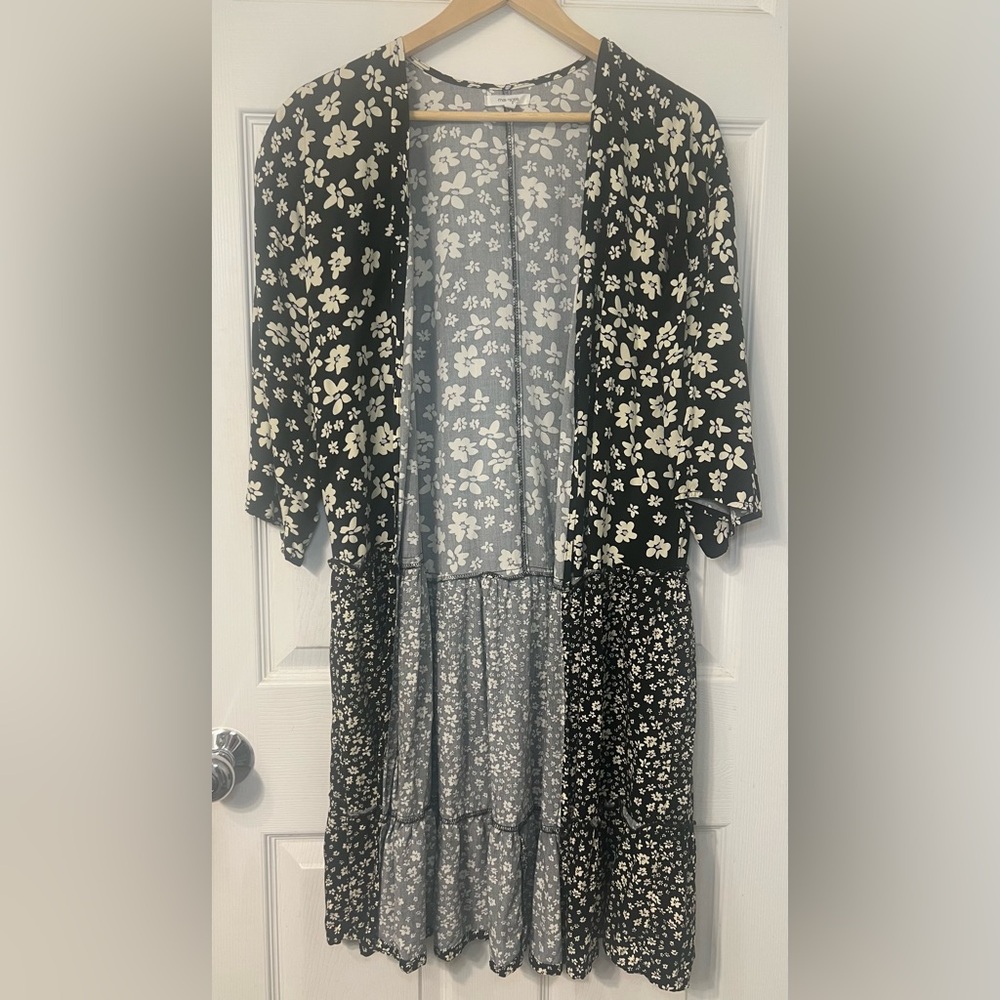 Maurice’s Kimono Daisy Print Black & White Floral Size M Feminine Whimsical Boho